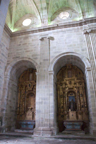 Capillas del brazo norte del crucero en la iglesia de Montederramo
